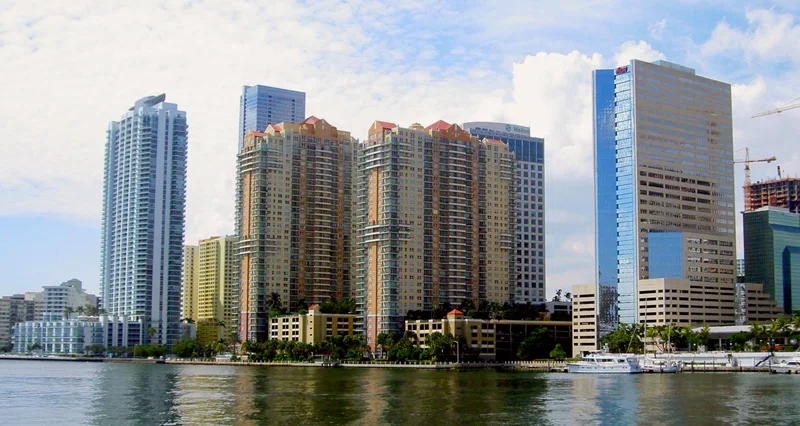 Window cleaning in Miami high rise buildings